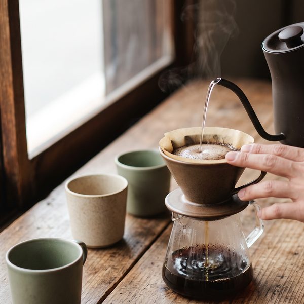 コーヒーを淹れる店主の手元