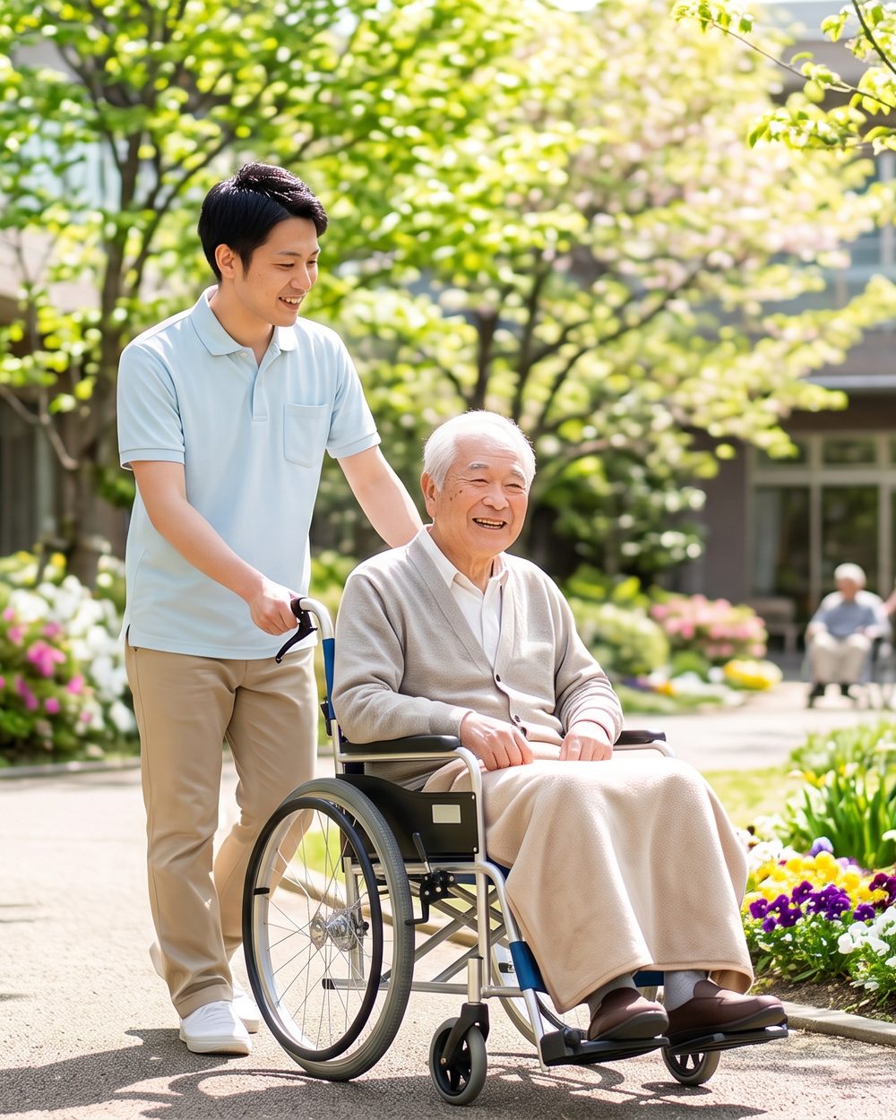 車いすを押して庭を散歩するスタッフ